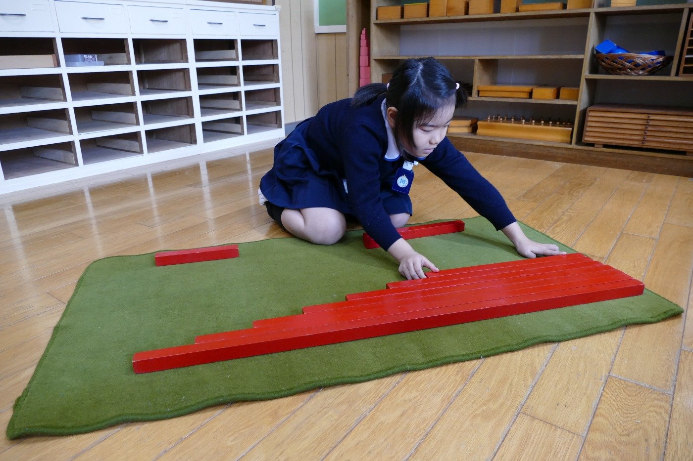 赤い棒（年長組） | モンテッソーリのお仕事 | Aigo Blog | 愛護幼稚園
